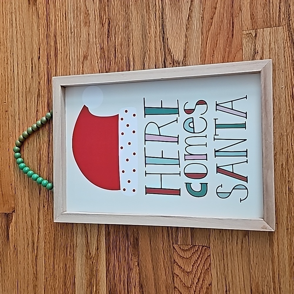 🌲HOLIDAY HOME 'Here comes Santa' Beaded Wall Hanging